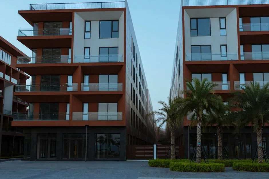 Lan can kính mặt tiền nhà phố liền kề