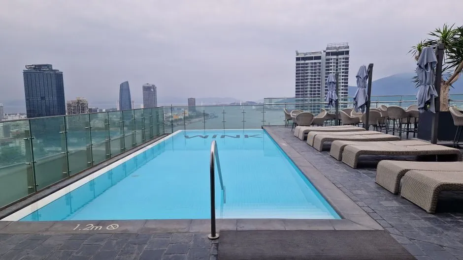 Lan can kính cho khu vực hồ bơi và sân thượng