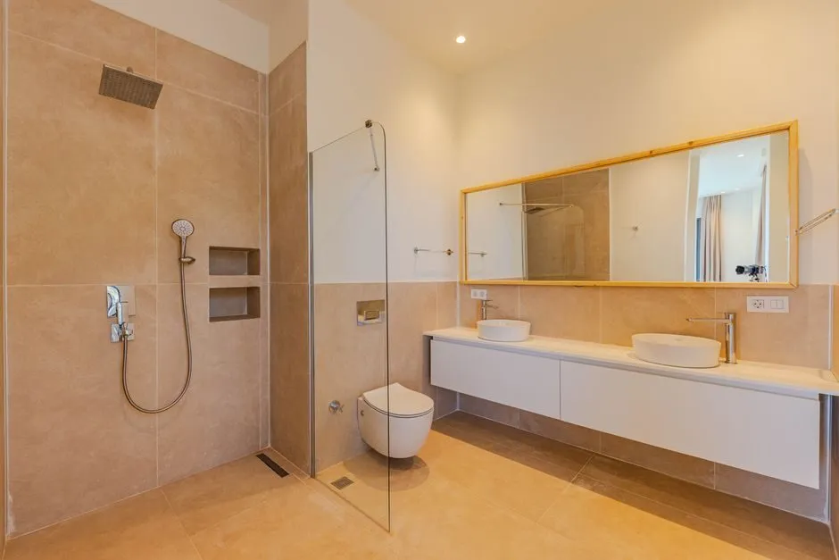 Vách kính cường lực không khung trong phòng tắm biệt thự