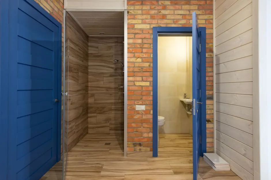 Vách ngăn gỗ nhựa composite vân gỗ trong nhà vệ sinh