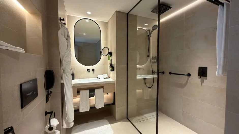 Nhà vệ sinh phân khu bằng vách kính cường lực
