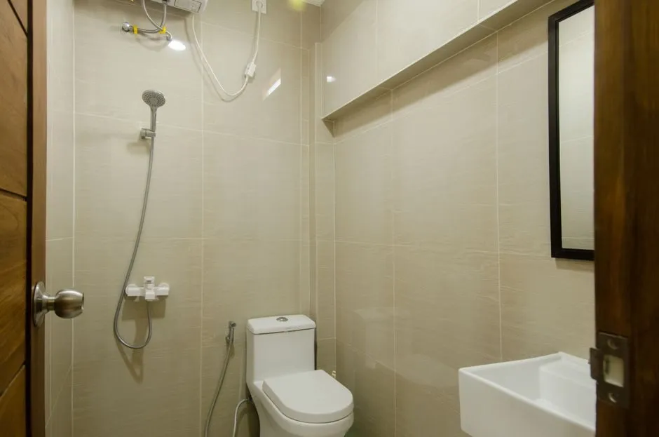Nhà vệ sinh cải tạo trong nhà phố cũ